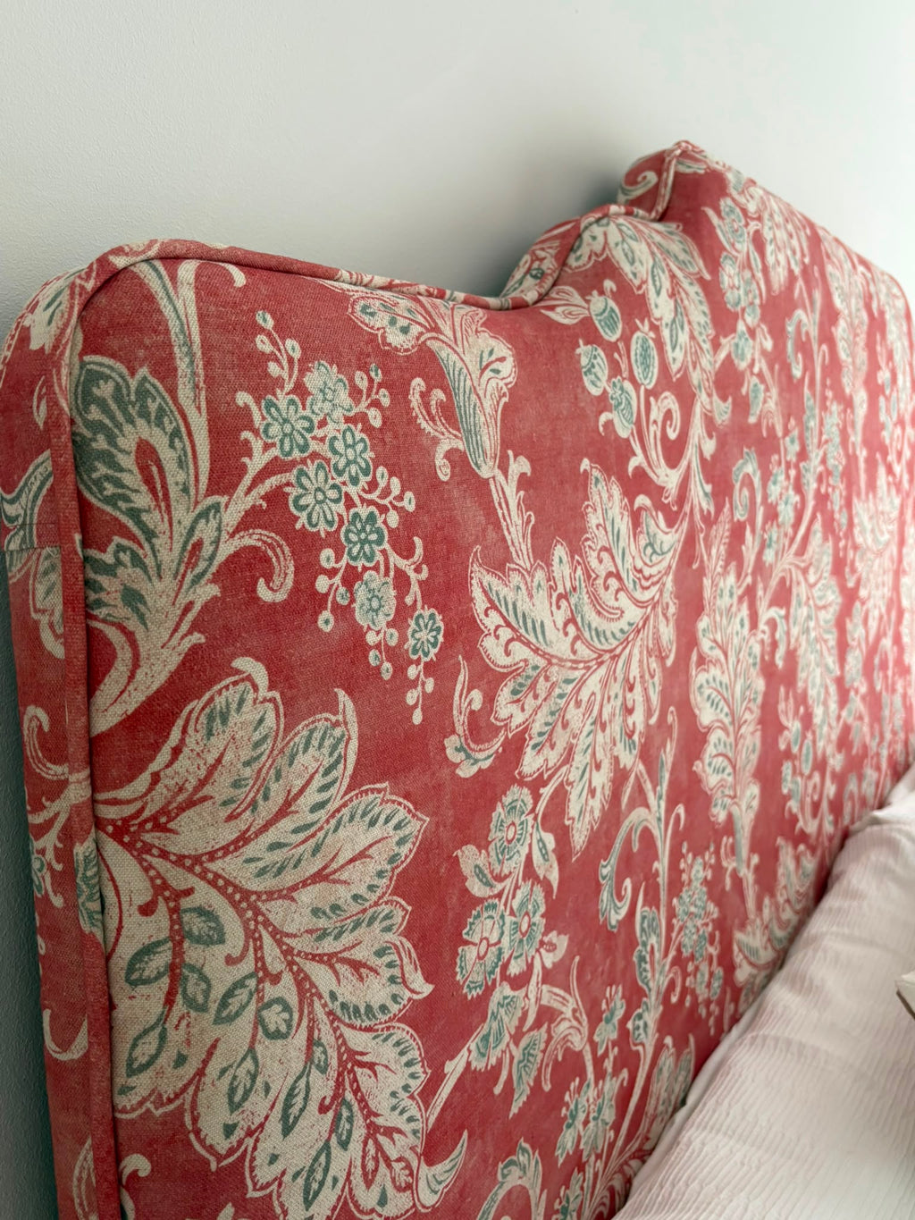 Cabecero Camelia — Floral clásico en coral empolvado