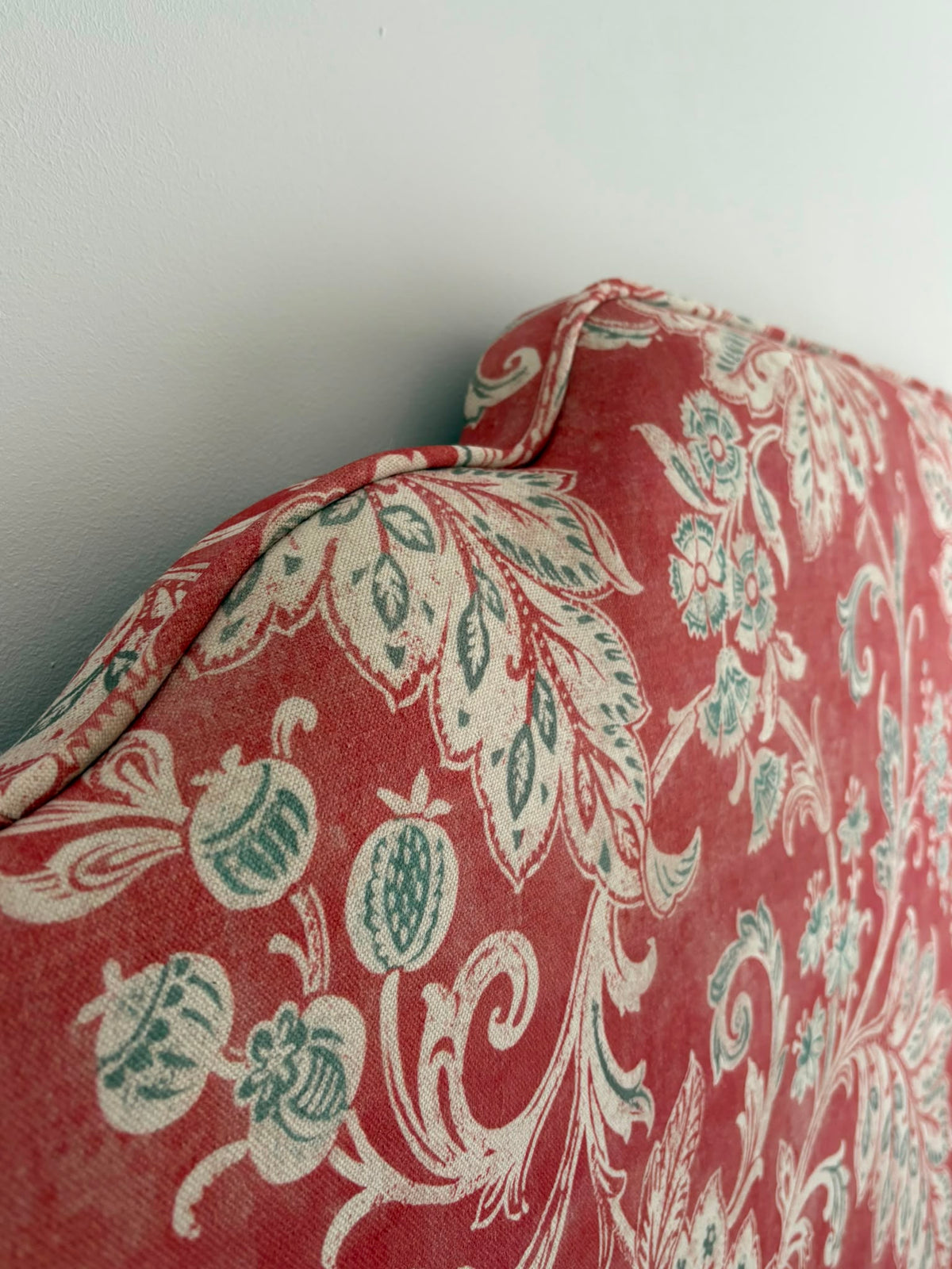 Cabecero Camelia — Floral clásico en coral empolvado